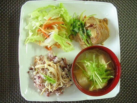 カスベの煮つけとサラダとみそ汁＆雑穀ご飯プレート♪